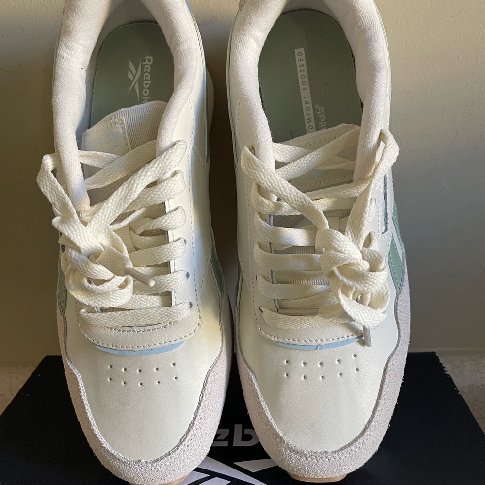 New Reebok Sneaker - Picture 2 of 6